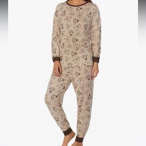 Disney women’s 2 piece cozy pajama set Winnie the Pooh Tan size small, excellent